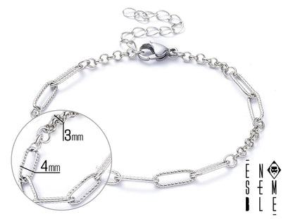 Il braccialetto "Intreccio Ribelle" è un accessorio di alta qualità, realizzato con cura e attenzione ai dettagli. La combinazione di catenella a graffetta zigrinata e maglia rolo crea un design unico e originale, che si distingue per la sua texture e la sua lucentezza. La sua robustezza e la sua resistenza all'usura lo rendono un accessorio durevole e di lunga durata.