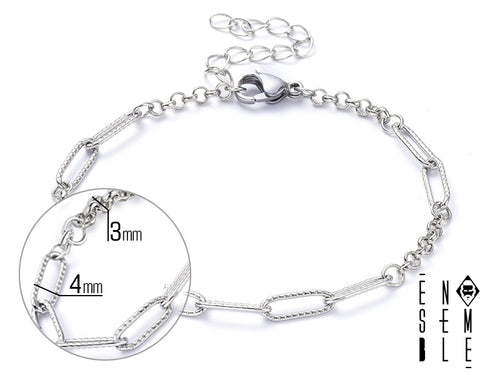 Il braccialetto "Intreccio Ribelle" è un accessorio di alta qualità, realizzato con cura e attenzione ai dettagli. La combinazione di catenella a graffetta zigrinata e maglia rolo crea un design unico e originale, che si distingue per la sua texture e la sua lucentezza. La sua robustezza e la sua resistenza all'usura lo rendono un accessorio durevole e di lunga durata.