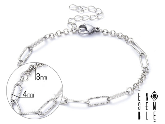 Il braccialetto "Intreccio Ribelle" è un accessorio di alta qualità, realizzato con cura e attenzione ai dettagli. La combinazione di catenella a graffetta zigrinata e maglia rolo crea un design unico e originale, che si distingue per la sua texture e la sua lucentezza. La sua robustezza e la sua resistenza all'usura lo rendono un accessorio durevole e di lunga durata.