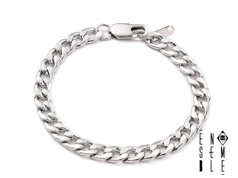 Un braccialetto intramontabile, perfetto per un look elegante e raffinato. La maglia Figaro in acciaio inossidabile, con la sua chiusura a moschettone sicura e pratica, lo rende un accessorio versatile e di alta qualità.