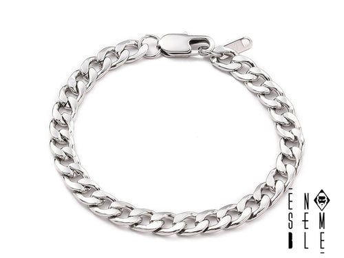 Un braccialetto intramontabile, perfetto per un look elegante e raffinato. La maglia Figaro in acciaio inossidabile, con la sua chiusura a moschettone sicura e pratica, lo rende un accessorio versatile e di alta qualità.