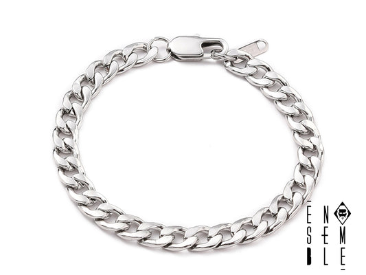 Un braccialetto intramontabile, perfetto per un look elegante e raffinato. La maglia Figaro in acciaio inossidabile, con la sua chiusura a moschettone sicura e pratica, lo rende un accessorio versatile e di alta qualità.
