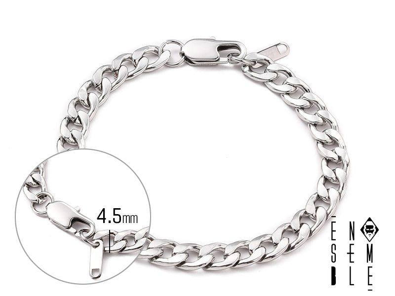 Il braccialetto Figaro Classic è un gioiello di design semplice ma elegante, realizzato con materiali di alta qualità per garantire resistenza e durata nel tempo. La maglia Figaro, con la sua particolare alternanza di maglie lunghe e corte, dona un tocco di stile inconfondibile. La chiusura a moschettone, sicura e facile da utilizzare, completa il design pratico e raffinato di questo accessorio versatile.