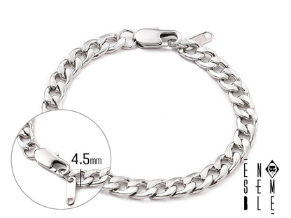 Il braccialetto Figaro Classic è un gioiello di design semplice ma elegante, realizzato con materiali di alta qualità per garantire resistenza e durata nel tempo. La maglia Figaro, con la sua particolare alternanza di maglie lunghe e corte, dona un tocco di stile inconfondibile. La chiusura a moschettone, sicura e facile da utilizzare, completa il design pratico e raffinato di questo accessorio versatile.