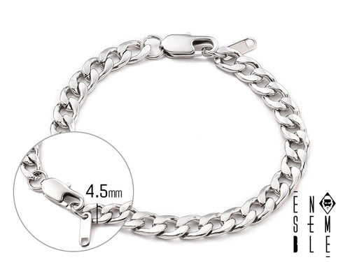 Il braccialetto Figaro Classic è un gioiello di design semplice ma elegante, realizzato con materiali di alta qualità per garantire resistenza e durata nel tempo. La maglia Figaro, con la sua particolare alternanza di maglie lunghe e corte, dona un tocco di stile inconfondibile. La chiusura a moschettone, sicura e facile da utilizzare, completa il design pratico e raffinato di questo accessorio versatile.