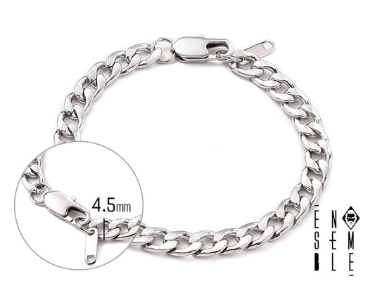 Il braccialetto Figaro Classic è un gioiello di design semplice ma elegante, realizzato con materiali di alta qualità per garantire resistenza e durata nel tempo. La maglia Figaro, con la sua particolare alternanza di maglie lunghe e corte, dona un tocco di stile inconfondibile. La chiusura a moschettone, sicura e facile da utilizzare, completa il design pratico e raffinato di questo accessorio versatile.