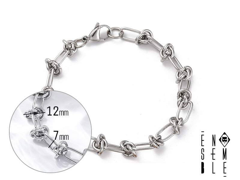 Un braccialetto dal design audace e inaspettato. La maglia a filo spinato in acciaio inossidabile, con la sua chiusura a moschettone, è un accessorio perfetto per chi ama distinguersi con un tocco di ribellione.