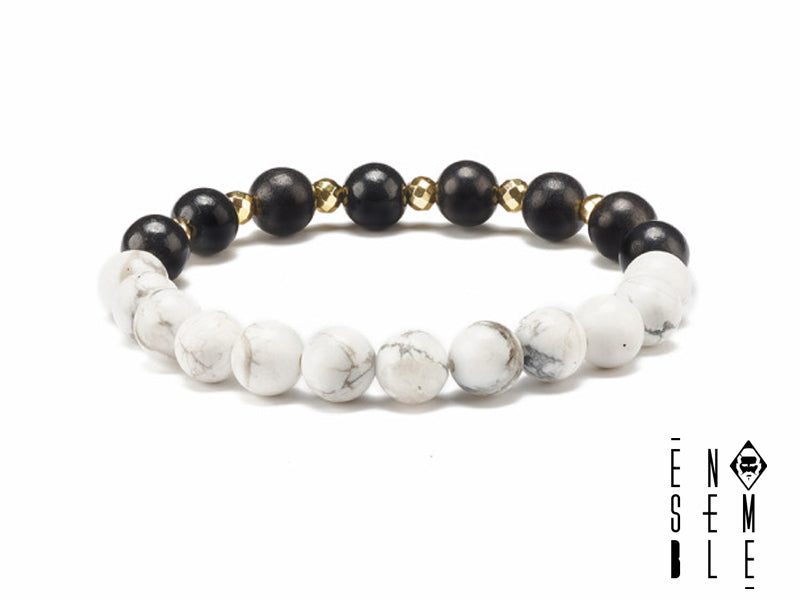 Un sussurro di serenità al tuo polso. Pietre Howlite, come gocce di latte lunare, si intrecciano con fili d'oro, creando un'armonia di luce e calma. Lasciati avvolgere dalla sua energia delicata e ritrova il tuo equilibrio interiore.