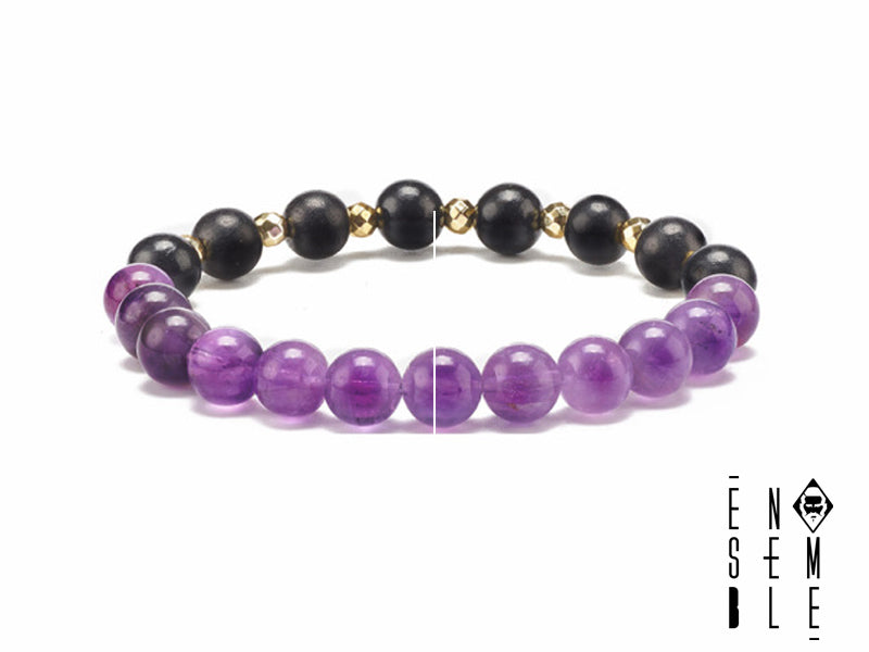 Un tocco di regalità al tuo polso. L'Ametista, con il suo viola intenso e misterioso, si fonde con l'oro, creando un gioiello che irradia fascino e tranquillità. Lasciati avvolgere dalla sua energia e scopri la tua serenità interiore.
