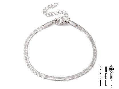 Sei pronto a far girare la testa con stile? Questo braccialetto è così elegante che ti farà sentire come una star del cinema. Resistente come l'acciaio e sensuale come un abbraccio, è l'accessorio perfetto per chi ama farsi notare con classe. Preparati a ricevere complimenti a non finire!