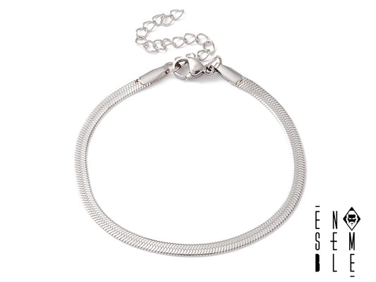 Sei pronto a far girare la testa con stile? Questo braccialetto è così elegante che ti farà sentire come una star del cinema. Resistente come l'acciaio e sensuale come un abbraccio, è l'accessorio perfetto per chi ama farsi notare con classe. Preparati a ricevere complimenti a non finire!