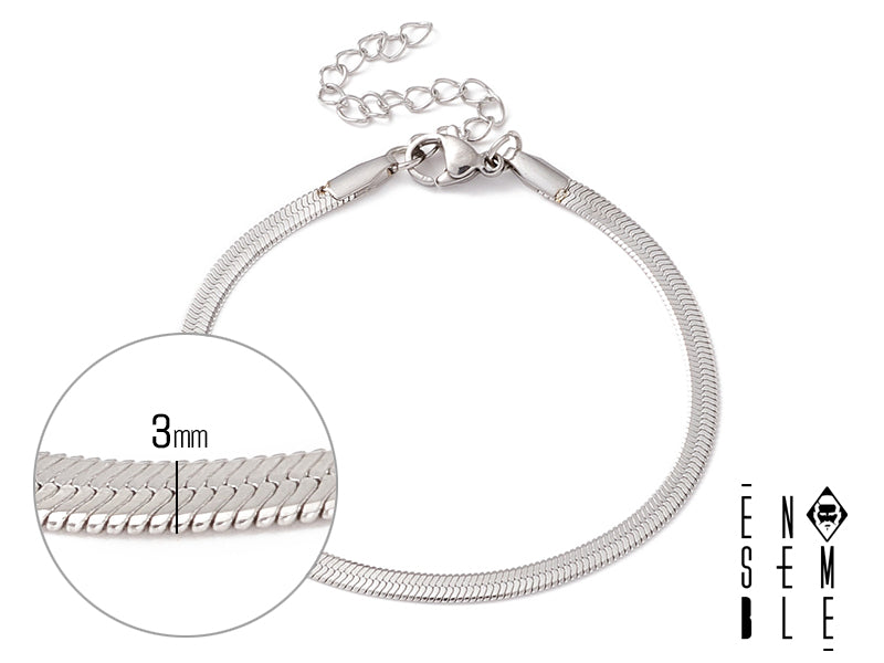 Un abbraccio di metallo che culla il tuo polso. La maglia snake flat, con la sua sinuosità, ricorda le spire di un serpente, simbolo di saggezza e di trasformazione. Un accessorio che avvolge il tuo polso con eleganza e ti trasporta in un universo di seduzione e di mistero