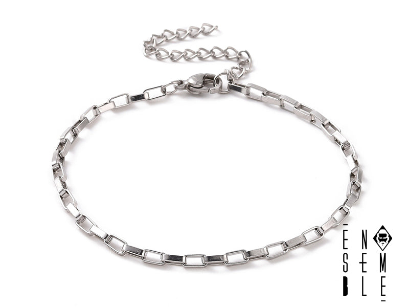 Un braccialetto a catena con maglia veneziana in acciaio inossidabile, un gioiello intramontabile che unisce la raffinatezza classica alla modernità del metallo. Un accessorio versatile, perfetto per ogni occasione.