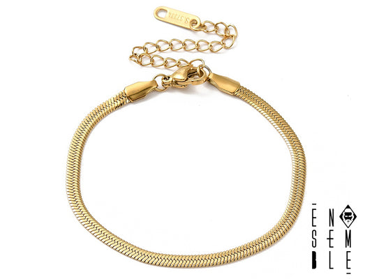 Questo braccialetto è realizzato in acciaio inossidabile di alta qualità, con una maglia snake flat con finitura dorata che ricorda la sinuosità di un serpente. La sua superficie liscia e la chiusura a moschettone garantiscono comfort e sicurezza. Un accessorio versatile, ideale per ogni occasione.