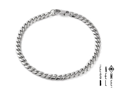 Braccialetto con maglia cubana, realizzato in acciaio inossidabile 304 anti-ossidazione, con chiusura a moschettone. La sua robustezza e la sua lucentezza lo rendono un accessorio elegante e duraturo. Il design classico della maglia cubana conferisce un tocco di stile senza tempo.