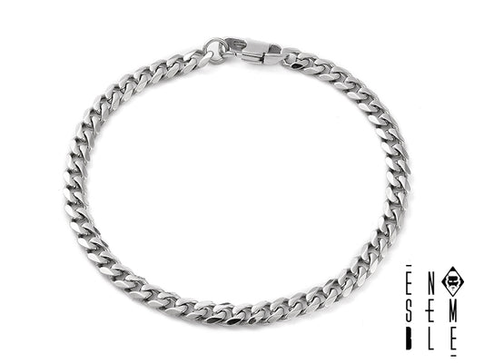 Braccialetto con maglia cubana, realizzato in acciaio inossidabile 304 anti-ossidazione, con chiusura a moschettone. La sua robustezza e la sua lucentezza lo rendono un accessorio elegante e duraturo. Il design classico della maglia cubana conferisce un tocco di stile senza tempo.