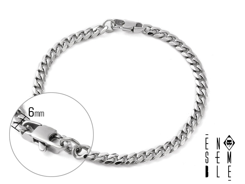 Un'armatura di luce che protegge il tuo polso, un simbolo di forza e di stile. Questo braccialetto, con la sua maglia cubana che ricorda una catena di stelle, è un accessorio che parla di avventura, di coraggio e di un'eleganza che non teme il tempo. Indossa questo gioiello e lascia che la sua energia ti guidi verso nuove conquiste.