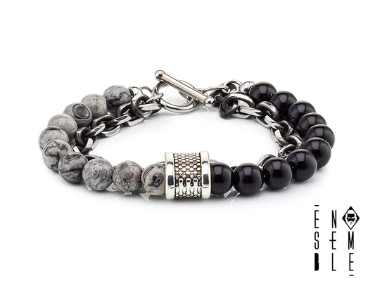 Un viaggio tra le stelle e la terra, catturato in un bracciale. Il diaspro maculato rappresenta la forza della natura, l'onice nera custodisce i segreti dell'universo, e la catena a maglia è il filo che ti lega a un futuro ricco di emozioni. Indossa questo gioiello e lasciati trasportare dalla sua magia.