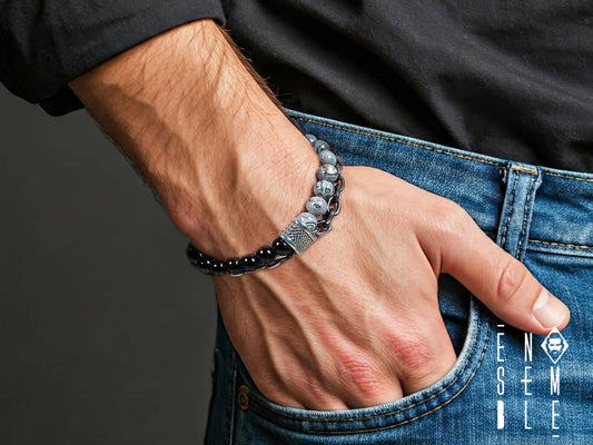 Un'esplosione di natura e mistero, avvolta in un bracciale. Il diaspro maculato, con le sue sfumature terrose, incontra l'eleganza profonda dell'onice nera, mentre la catena a maglia aggiunge un tocco di dinamismo. Un mix audace, un'armonia di contrasti che cattura lo sguardo.