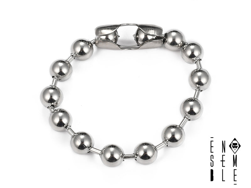 Preparati a scatenare il tuo lato rock'n'roll con questo braccialetto! I suoi pallini di acciaio sono così cool che faranno vibrare la tua anima ribelle. È così robusto che potrebbe resistere persino a un concerto dei Metallica (o almeno a un pogo selvaggio!). Perfetto per chi ama uno stile grintoso e senza compromessi. Mettilo e preparati a conquistare il mondo, un pallino alla volta!