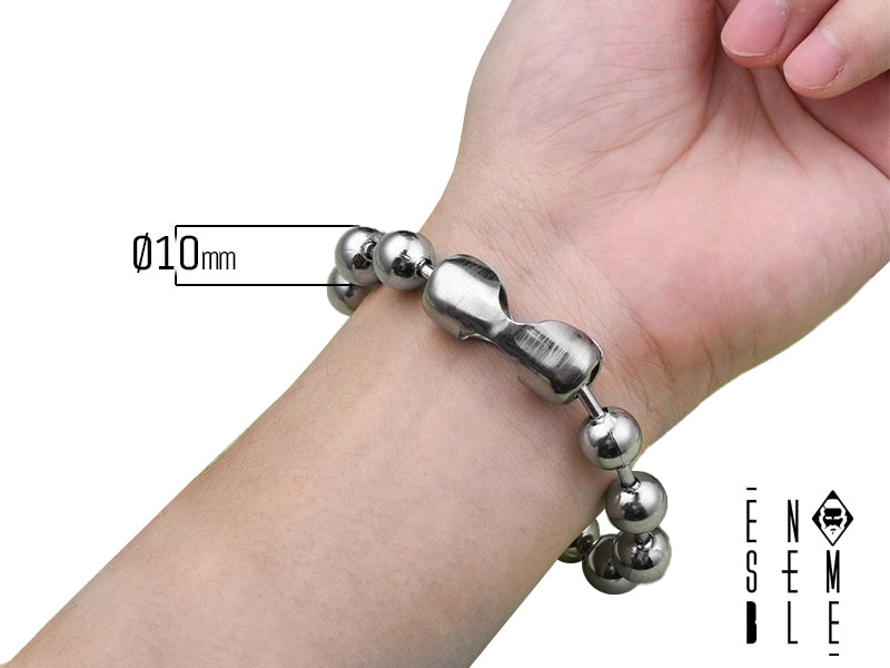 Questo braccialetto, con la sua maglia a pallini, è un simbolo di ribellione elegante, un'espressione di libertà e di audacia. Ogni pallino è una scintilla di luce, che illumina il tuo cammino con un tocco di magia rock. Un gioiello che sussurra storie di avventura e di stile senza tempo.