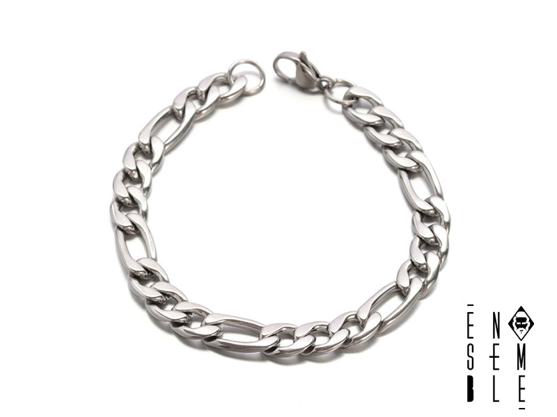Immagina di indossare un frammento di storia, un'eco di eleganza che risuona nel tempo. Questo bracciale, con la sua maglia Figaro, è un invito a riscoprire la bellezza dei classici, un simbolo di raffinatezza senza tempo. Ogni maglia è un'onda di stile, un'espressione di grazia che ti accompagnerà in ogni avventura. Un gioiello che sussurra storie di eleganza e di fascino.