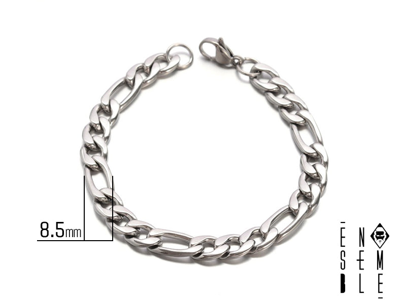 Bracciale in acciaio argentato con maglia Figaro, larga 8.5 mm. Un accessorio classico e versatile, perfetto per completare qualsiasi outfit, da quello casual a quello più elegante. La maglia Figaro, con il suo design iconico, dona un tocco di raffinatezza senza tempo.