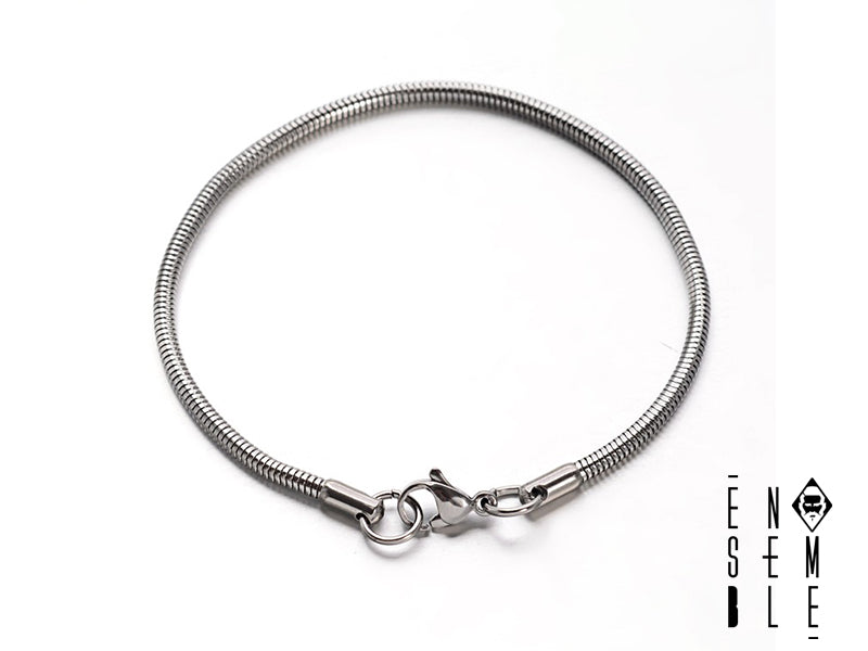 Un sussurro d'acciaio, un'onda di luce che si avvolge al tuo polso. Questo braccialetto, con la sua maglia snake, è un incantesimo di eleganza. Immagina di indossare la forza sinuosa di un serpente, la sua saggezza antica e il suo fascino misterioso. Ogni maglia è un piccolo segreto, una promessa di avventura e di stile. Lasciati ammaliare dalla sua bellezza.