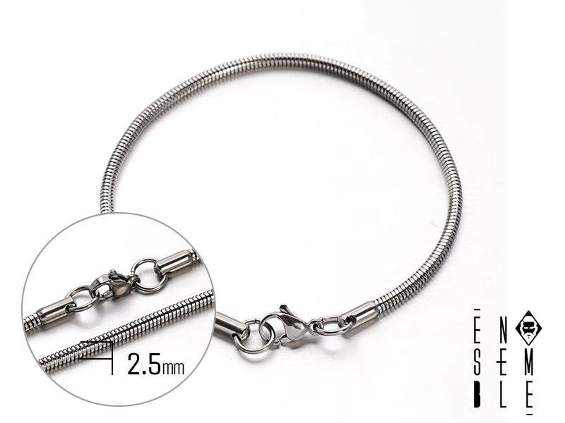 Scivola al polso come un serpentello di acciaio! Questo braccialetto è così elegante che ti farà sentire una vera regina (o re, ovviamente!). Con la sua maglia snake di 2.5 mm, è sottile ma decisamente di impatto. Preparati a ricevere complimenti a non finire! È anche super resistente: resiste a serate folli, avventure epiche e persino a gatti troppo coccolosi.