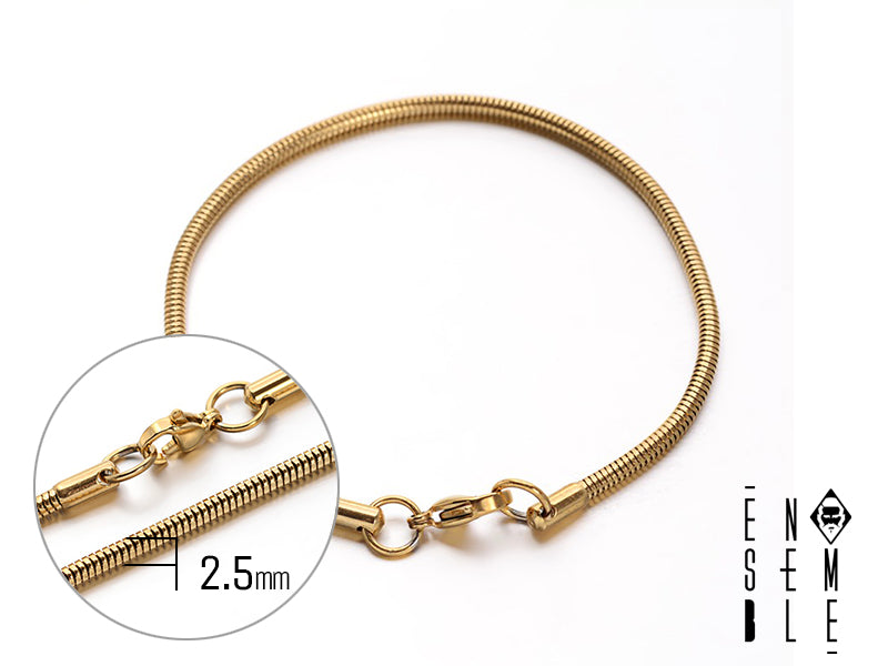 Un sussurro d'acciaio, un'onda di luce che si avvolge al tuo polso. Questo braccialetto, con la sua maglia snake, è un incantesimo di eleganza. Immagina di indossare la forza sinuosa di un serpente, la sua saggezza antica e il suo fascino misterioso. Ogni maglia è un piccolo segreto, una promessa di avventura e di stile. Lasciati ammaliare dalla sua bellezza.