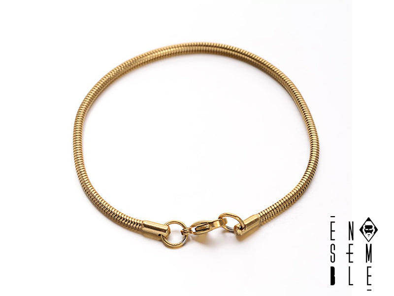 Scivola al polso come un serpentello di acciaio! Questo braccialetto è così elegante che ti farà sentire una vera regina (o re, ovviamente!). Con la sua maglia snake di 2.5 mm, è sottile ma decisamente di impatto. Preparati a ricevere complimenti a non finire! È anche super resistente: resiste a serate folli, avventure epiche e persino a gatti troppo coccolosi.