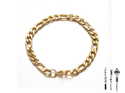 Un accessorio classico e versatile, perfetto per completare qualsiasi outfit, da quello casual a quello più elegante. La maglia Figaro, con il suo design iconico, dona un tocco di raffinatezza senza tempo. L'acciaio argentato garantisce durata e resistenza, mantenendo intatta la sua brillantezza nel tempo. Un gioiello ideale per ogni occasione.