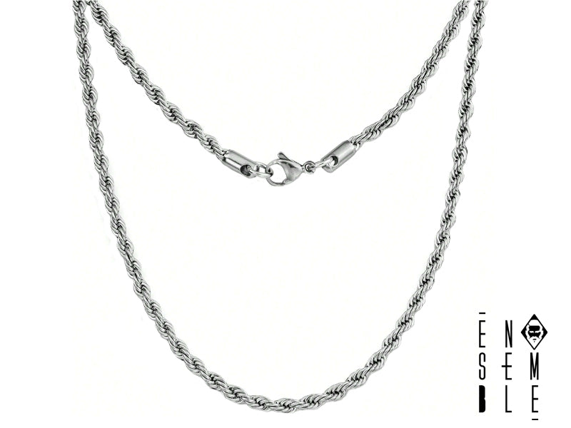 La bellezza di una catena in acciaio con finitura argento sta nella sua facilità di abbinamento con molti look e stili diversi. È un gioiello che piace a molti e proprio per questo è una delle primissime scelte quando si cerca un regalo di qualità per occasioni importanti.