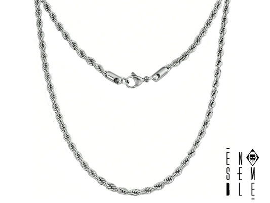 La bellezza di una catena in acciaio con finitura argento sta nella sua facilità di abbinamento con molti look e stili diversi. È un gioiello che piace a molti e proprio per questo è una delle primissime scelte quando si cerca un regalo di qualità per occasioni importanti.
