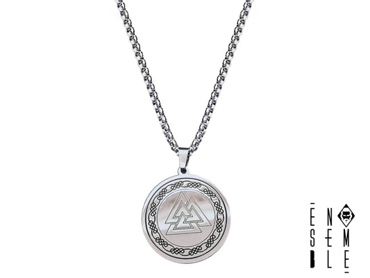 Collana maglia box realizzata in acciaio inossidabile recante il simbolo del Valknut,&nbsp;una triade di triangoli intrecciati, è uno dei simboli più emblematici e misteriosi dell'epoca vichinga.&nbsp;