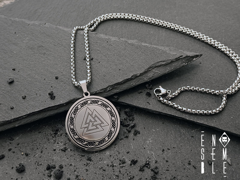 Collana realizzata con maglia box in acciaio 316L e pendente rotondo con incisione del simbolo vichingo Valknut