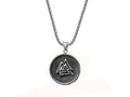 Collana maglia box realizzata in acciaio inossidabile recante il simbolo del Valknut,una triade di triangoli intrecciati, è uno dei simboli più emblematici e misteriosi dell'epoca vichinga.
