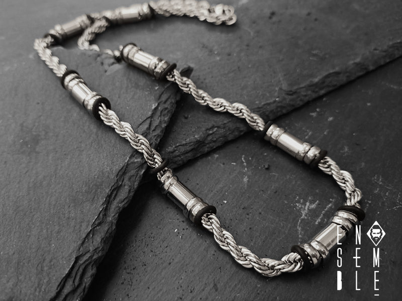 Collana ottima per portare un tocco di eleganza al tuo abbigliamento, pur mantenendo uno stile semplice e discreto.