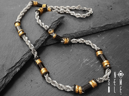 Collana realizzata con catena a maglie Twist intrecciate in acciaio inossidabile alternato ad elementi di acciaio argentato e dorato