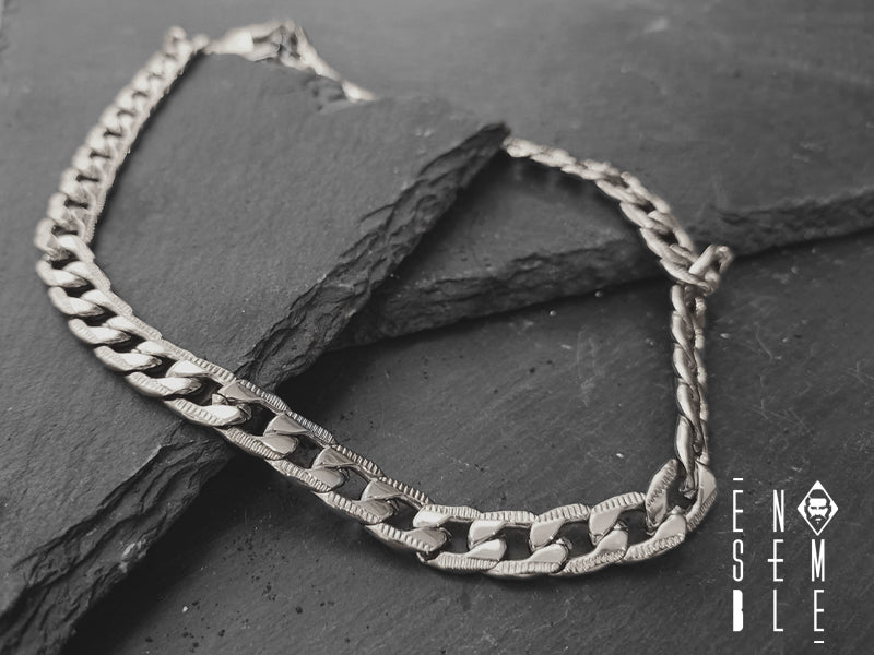 Questa versione è realizzata con maglia Grumetta rigata da 9 mm con pratico moschettone come chiusura