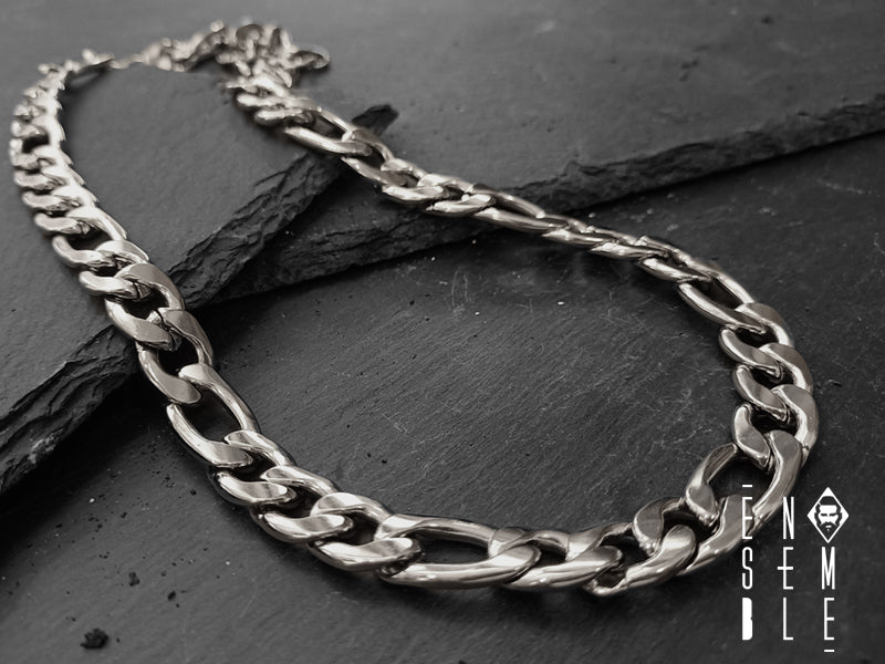  In questa versione la maglia è di 12 mm di larghezza, è realizzata in acciaio inossidabile e si fissa con una sicura chiusura a moschettone per una vestibilità comoda.