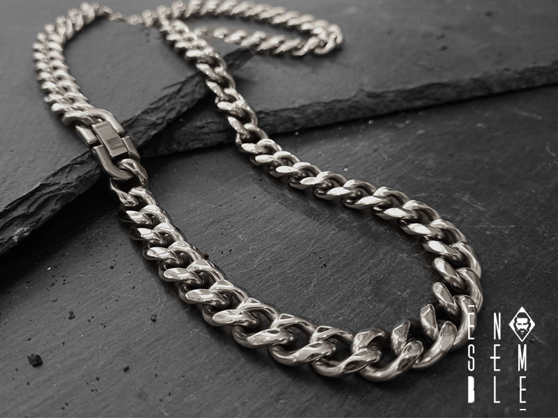 Questa versione è realizzata con maglia Cubana da 13 mm e chiusura a pressione che la rende veramente molto salda