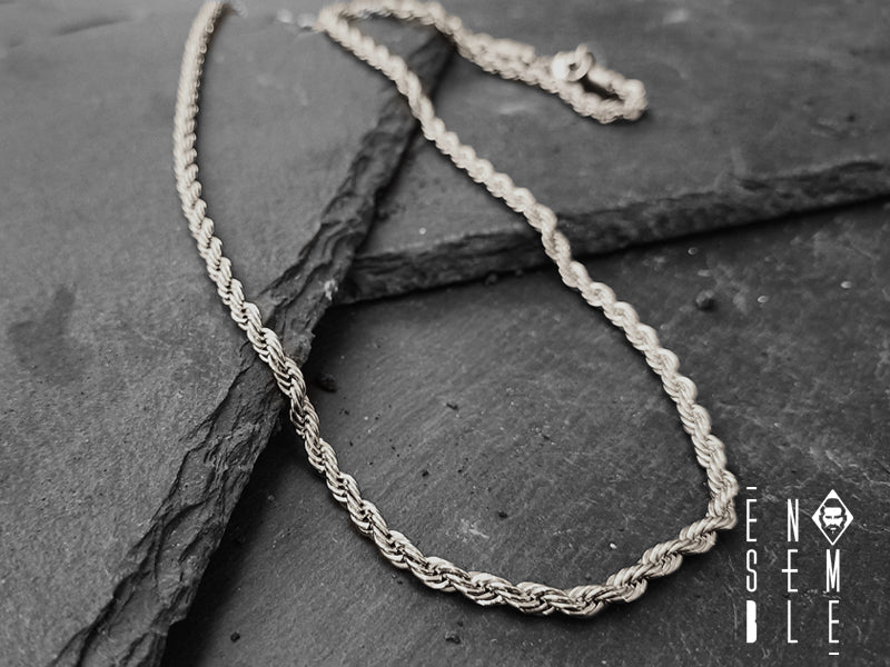 Collana dallo stile minimalista realizzata con maglia a Spirale in acciaio inossidabile e chiusura a moschettone.