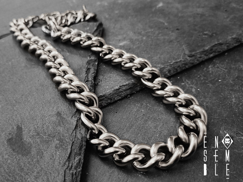 Collana realizzata con maglia Cubana in acciaio inossidabile e chiusura a moschettone.