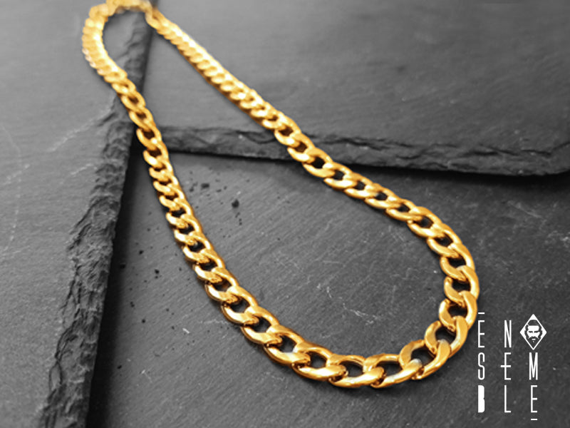 Le catene dorate sono molto in voga in questo periodo e non c'è sicuramente da stupirsi. Semplice, classica e con un design discreto, questa bellissima collana è realizzata in acciaio con maglia Cubana, versione è da 8 mm con chiusura a moschettone