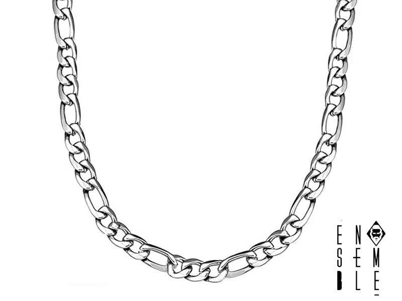 La sua maglia Figaro da 7 mm, con la sua struttura dinamica, aggiunge un tocco di brio e personalità al tuo stile. Indossa la tua collana per una giornata all'insegna del divertimento e della spensieratezza. Abbinala a un jeans strappato e una t-shirt colorata per un look grintoso e moderno, oppure a un vestito leggero e romantico per un contrasto elegante e originale.