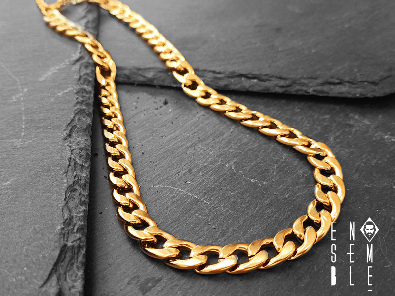 Le catene dorate sono molto in voga in questo periodo e non c'è sicuramente da stupirsi. Semplice, classica e con un design discreto, questa bellissima collana è realizzata in acciaio con maglia Cubana, versione è da 10 mm con chiusura a moschettone