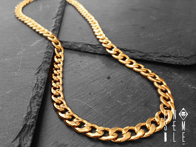 Le catene dorate sono molto in voga in questo periodo e non c'è sicuramente da stupirsi. Semplice, classica e con un design discreto, questa bellissima collana è realizzata in acciaio con maglia Cubana, versione è da 10 mm con chiusura a moschettone