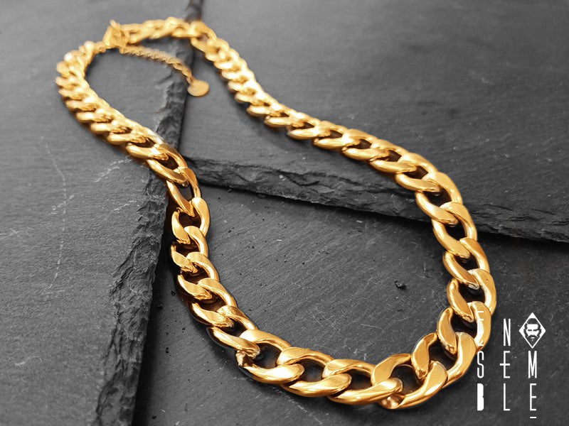 Le catene dorate sono molto in voga in questo periodo e non c'è sicuramente da stupirsi. Semplice, classica e con un design discreto, questa bellissima collana è realizzata in acciaio con maglia Cubana, versione è da 12 mm con chiusura a moschettone