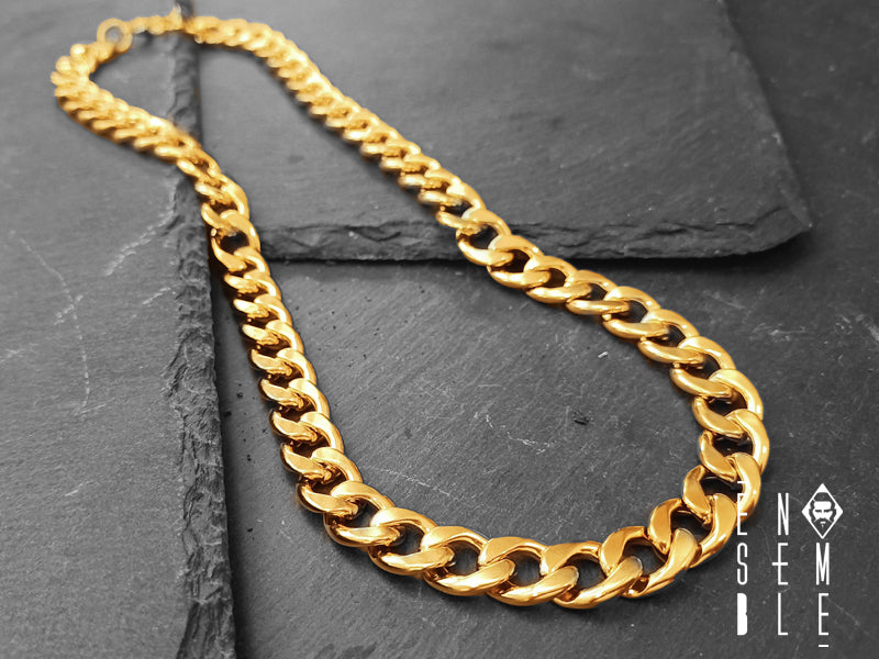 Le catene dorate sono molto in voga in questo periodo e non c'è sicuramente da stupirsi. Semplice, classica e con un design discreto, questa bellissima collana è realizzata in acciaio con maglia Cubana, versione è da 12 mm con chiusura a moschettone